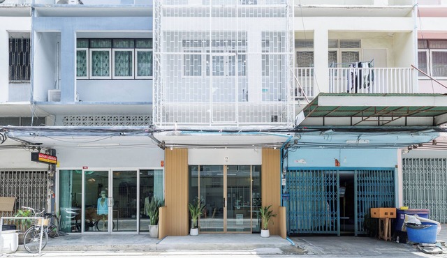 100m from BTS Bangchak, Townhouse with 4 rooms for 12+3 people, free wifi & maid