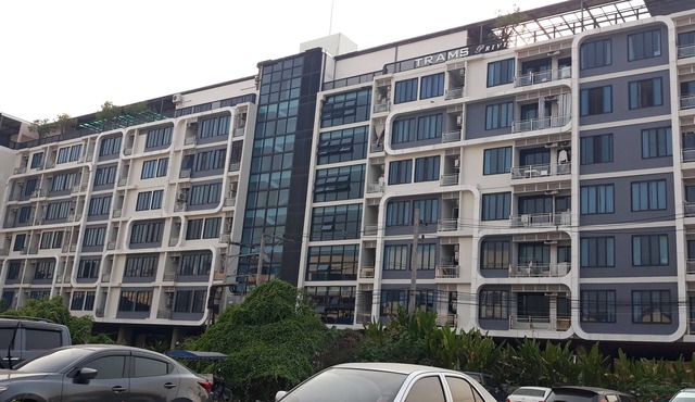 10mins walk to Nimmanhaemin rd, 15mins to chiang mai university and 25 old city
