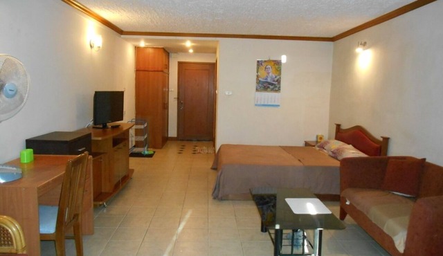 10mins walk to Nimmanhaemin rd, 15mins to chiang mai university and 25m old city