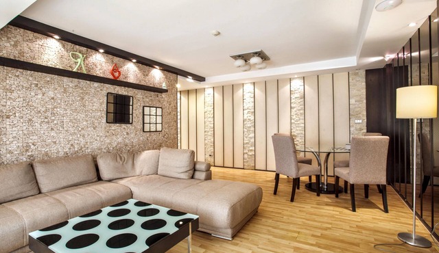 2A - Luxurious 2-Bedroom Condo in Central Bangkok with Gym and Swimming pool