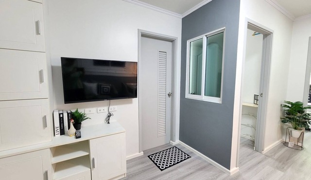 3-bedroom condo in fantastic location with AC, fitness room. Enjoy