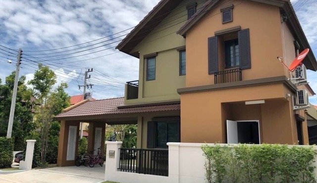 3 bedrooms house for 6-10 guests with 5mins walk to private beach