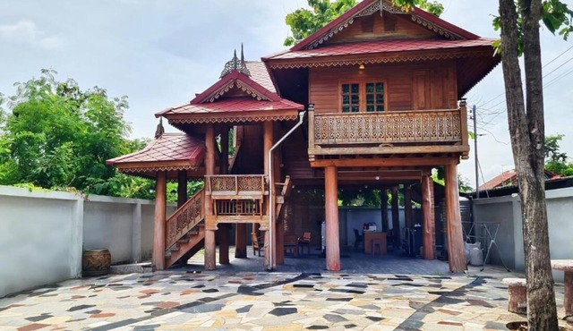 300 Years Old Wooden House w 3 Bedrooms and big yard