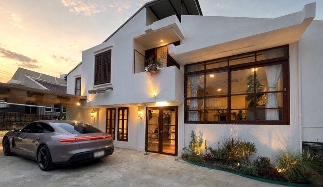 4-bedroom Spanish Hacienda 10 mins MRT Huaykwang/JODD Fair/RCA in Krung Thep Maha Nakhon