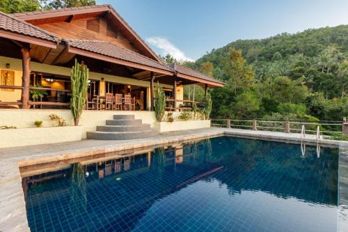 4 Bedroom villa with stunning sea & sunset view