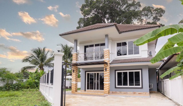 4BR Family Home Garden & Sala Sleeps 9 Near Airport in Nong Phueng