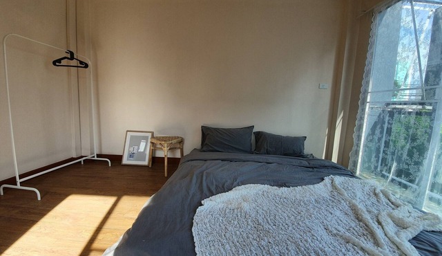 4BR townhouse above 7-11, 10mins walk to trains, local food