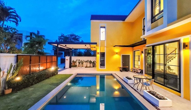 6 Bedroom Pool Villa with En-Suite Bathrooms. Located near City and Airport