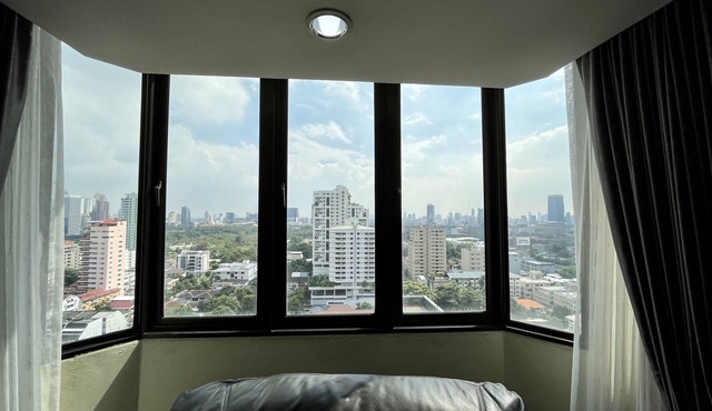 78sqm, Large 1 Bdrm, Soi Nana, Near BTS, Free WiFi