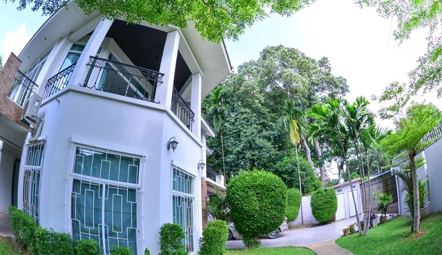 8 Beds Tawanron Villa with private pool.