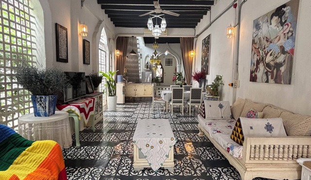 A colorful Bohemian retreat with unique design and cozy vibes. Good location in Chang Wat Chiang Mai