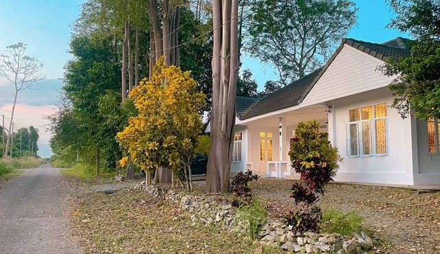 A cozy 4-bedroom house for up to 8 people, near Suratthani Railway Station.
