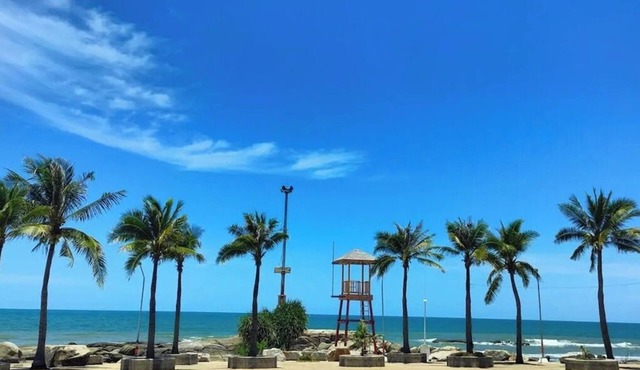 BEACH FRONT modern room + Free hi speed Wi-Fi