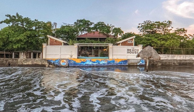Beachfront 1-of-a-kind house w/AC, Pool, Wifi in Pochomil