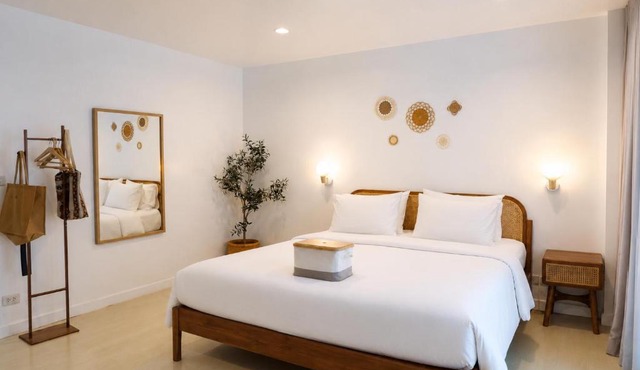 Beachfront Pool Access Apartment FREE Disney Plus