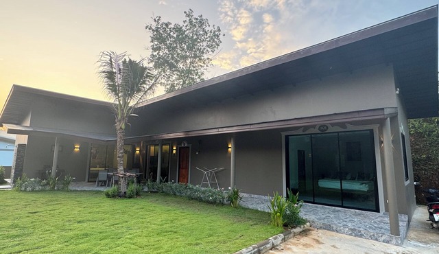 Beautiful villa in European standard Quiet location between Naiyang&Naitong in Tambon Sa Khu