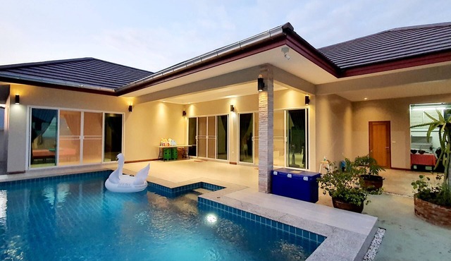 Beautiful villa with a private swimming pool in Cha-am