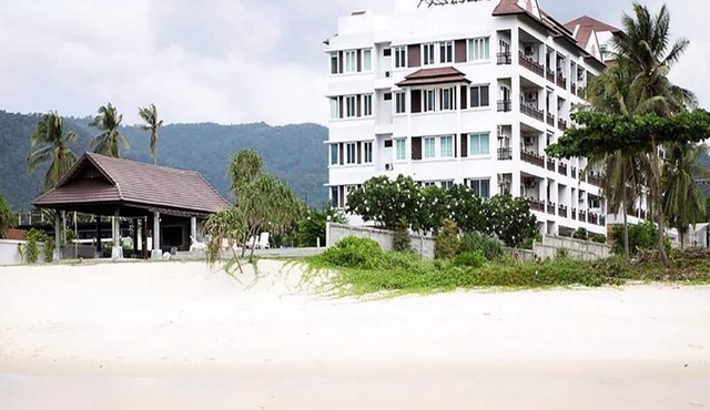 Beautifully furnished 2-bd condo with ocean & mountain views