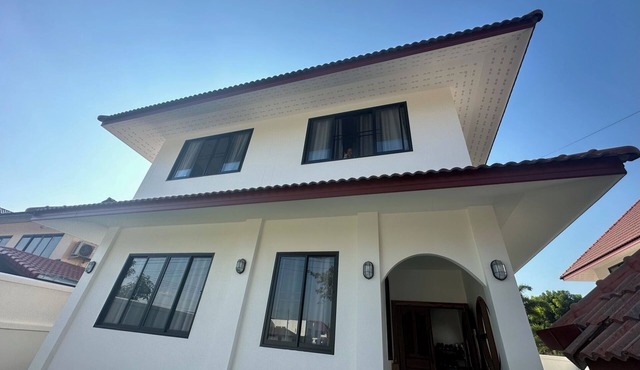 BIG 5-bed/5 bath House w/Cable Internet & Pool Access in World Club near Airport