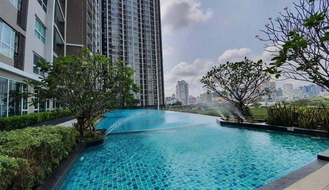 Bright studio condo for up to 2 guests at Supalai Veranda Rama 9. Located on the 15th floor with pool view, fully furnished interiors, kitchen, dining area, washer, Smart TV and access to pool, gym and shared building amenities.