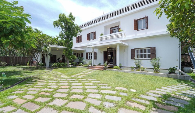 Colonial Estate, 12BR, Sleeps up to 32 in Krong Siem Reap