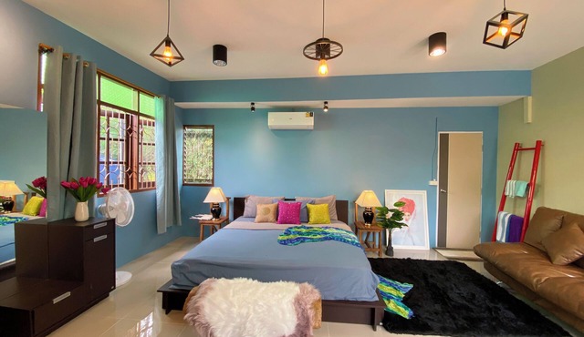 Colorful Charming cottage in tranquil with local touch
