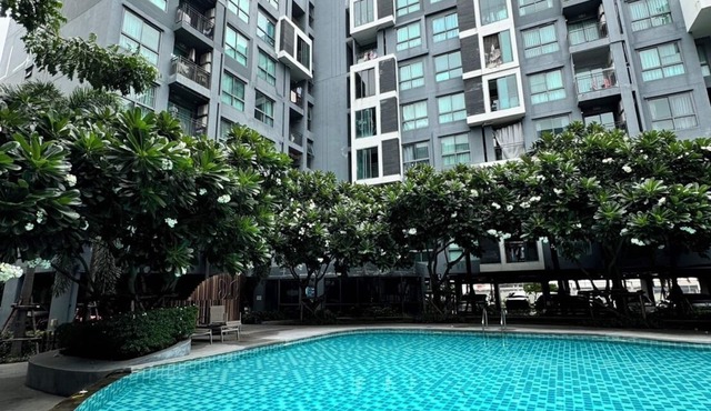 Condo pool gym wifi big shopping mall boat train bus 5 min by walk night market