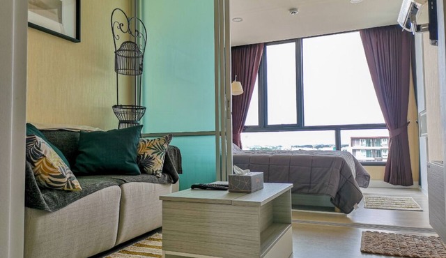 Condo Pool & Gym near MRT Station and Malls