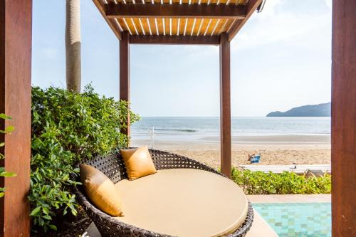 Cozy Beachfront Samroiyod