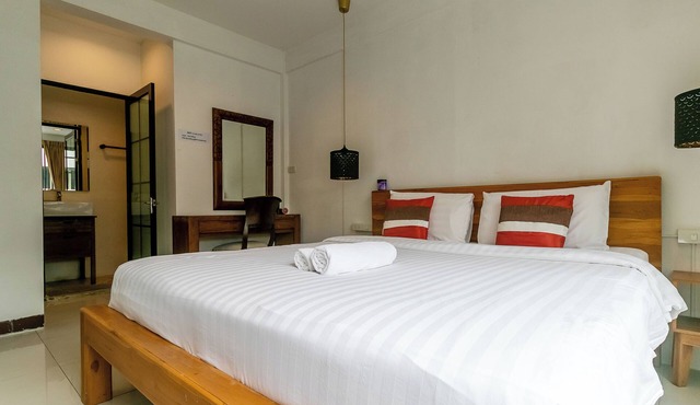 Cozy Studio with Workspace, Steps from BTS Phromphong in Bangkok