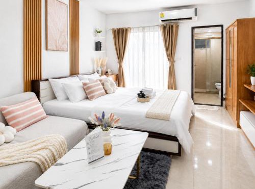Cozy Walk to Phuket Old Town Temple View Gym Pool Wifi Netflix in Phuket