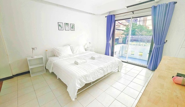 Double bed room ensuite bathroom with balcony 1 km. to Nimman road.