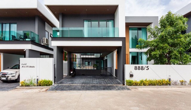 Family-sized holiday house with private pool, perfect for families and friends!