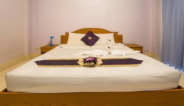 Guesthouse Belvedere - Triple Room with Ac only 10minute walk from Patong Beach