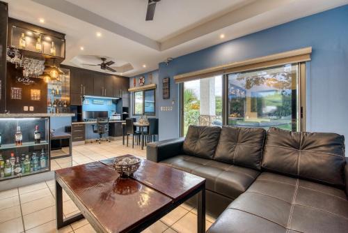 Hacienda Iguana Luxury Apartment with Pool & Golf in Tola