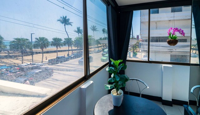 Happy Jomtien - Direct Beach Access, Sea View & Central Location in Pattaya