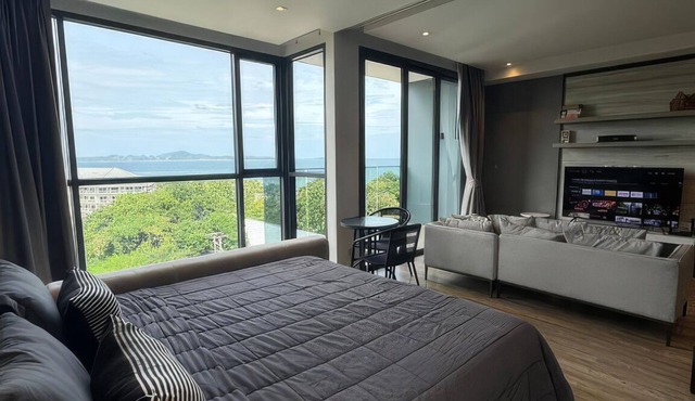 High end condo in popular area with an amazing sea view, 2 min from the beach