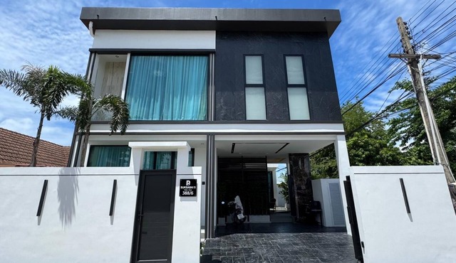 Indiluxe 5 bedroom luxury villa 5 minutes to walking street and nightlife in Muang Pattaya