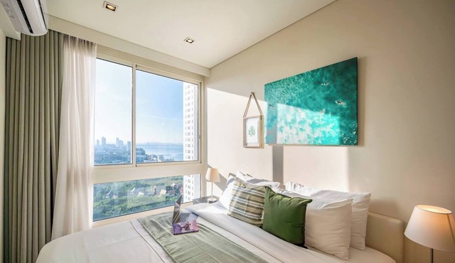 King Bed Sea View Condo | 2 Resort Pools | 1min to Private Beach