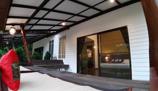 Little Rock Kohjum Resort in Nuea Khlong