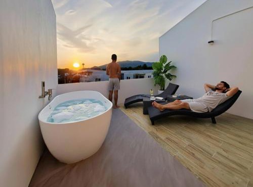 Lotus House - Local Spacious 3-Story Home, Rooftop Views & King Beds near Night Bazaar in Chiang Mai