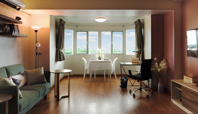 Lovely, Cosy and Bright Studio on Nimman rd. w. computer desk & Panoramic view !