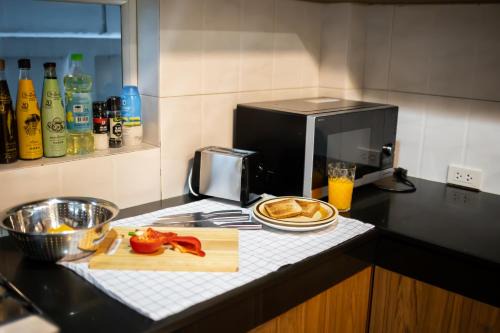Low-Rise House for Groups Near BTS & EmDistrict For Spacious Cozy Stay