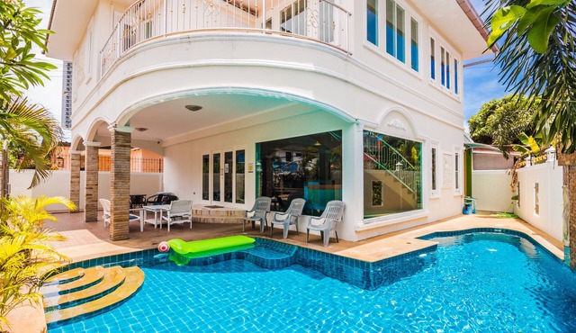 Luxe 4 bedroom villa - Tewaree Villa - Pattaya Holiday House - Walking Street