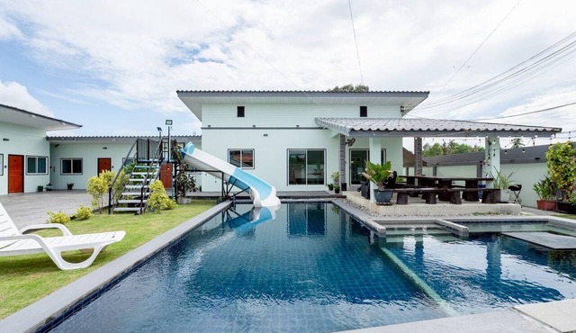 Luxurious 12-Bedroom Villa Retreat in Tambon Pong, Thailand