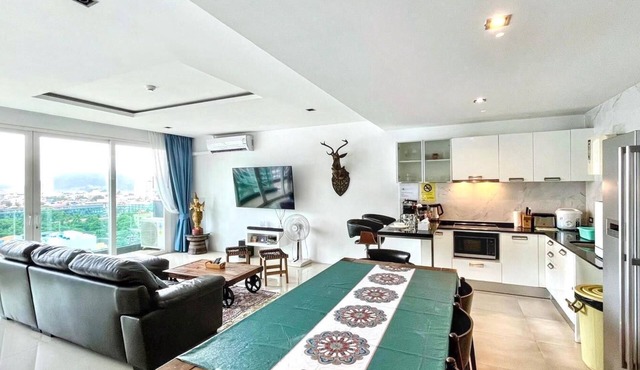 Luxurious 4-Bedroom Apartment with Stunning Patong Bay Views