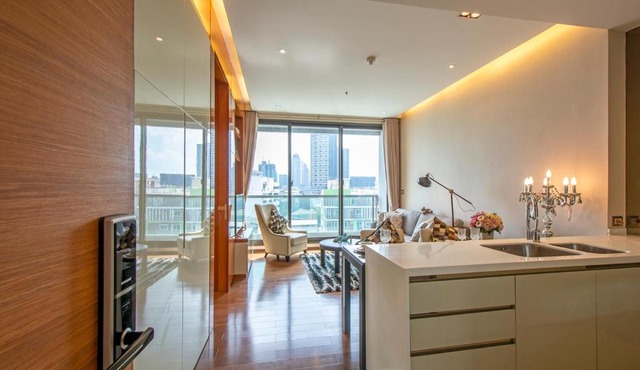 Luxury 1BR 300m BTS PhromPhong, Empo, EmQ, EmSphere, Rooftop Pool, Gym, Fast 500mbps wifi