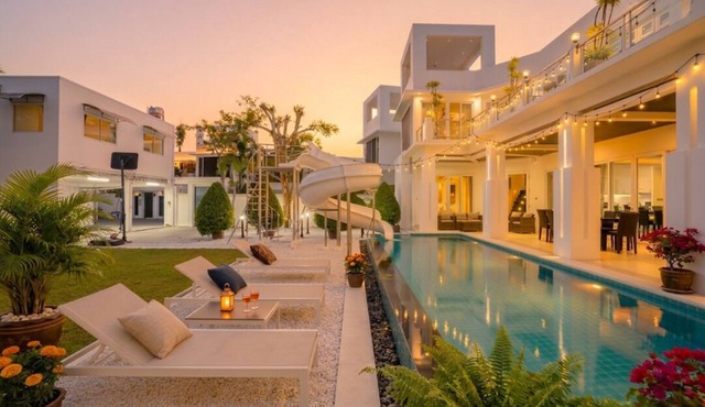 Luxury 5BR Villa Jomtien - Pool, Sports & Karaoke Close to the beach of pattaya in เมืองพัทยา