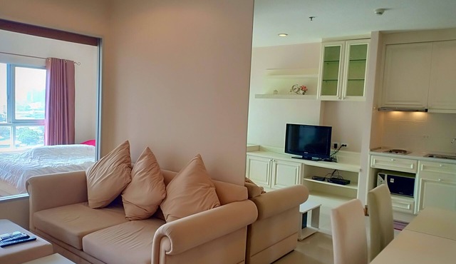 Luxury apartment with sky lounge on Chaopraya river view&Bangkok panorama view.