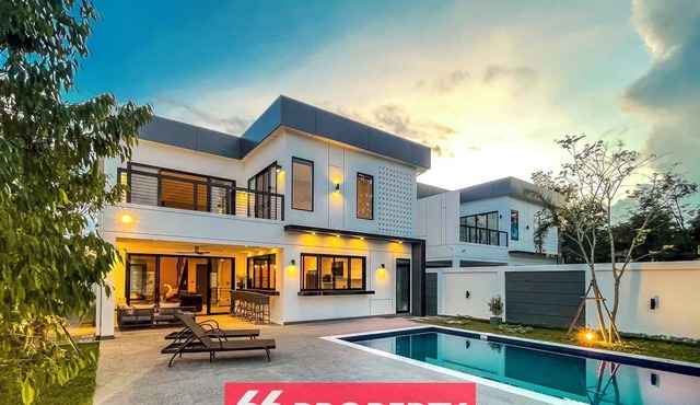 Luxury Villa in Green Community. 10 min from Old City/Airport.
